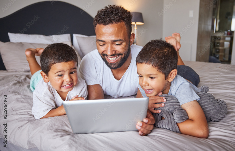 快乐，爸爸和孩子们在家里的卧室里用数字平板电脑观看娱乐节目。技术