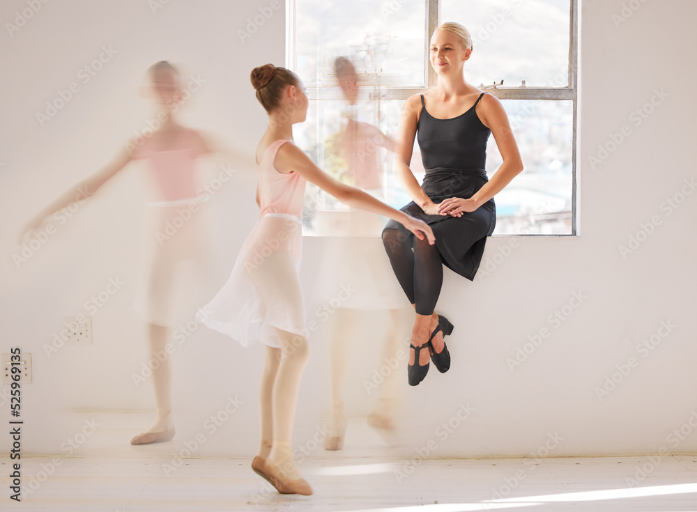 芭蕾舞、舞蹈工作室的学生和老师与女孩丹在剧院的培训和激励支持