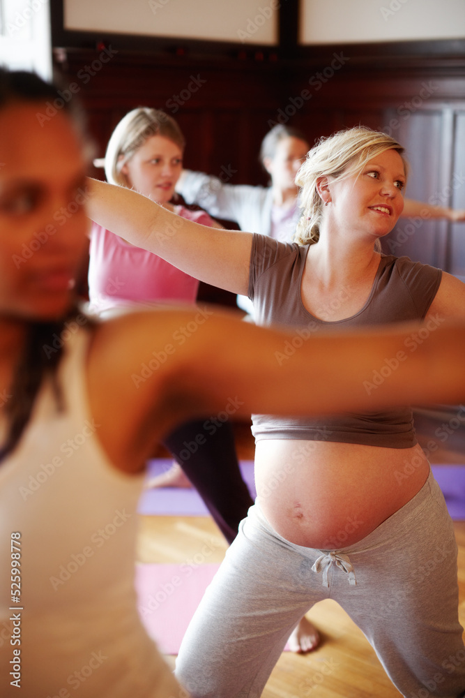 孕妇、瑜伽和在课堂锻炼室做普拉提或健身运动的女性。孕妇