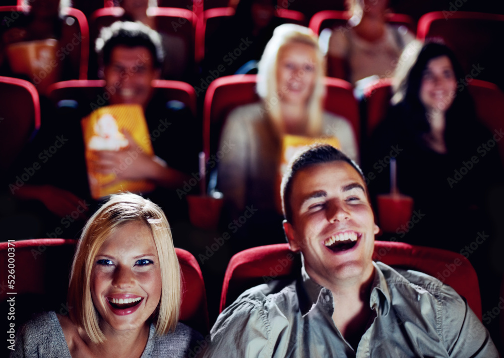 情侣在电影院电影院约会，在观众席上观看有趣、喜剧和快乐的电影表演