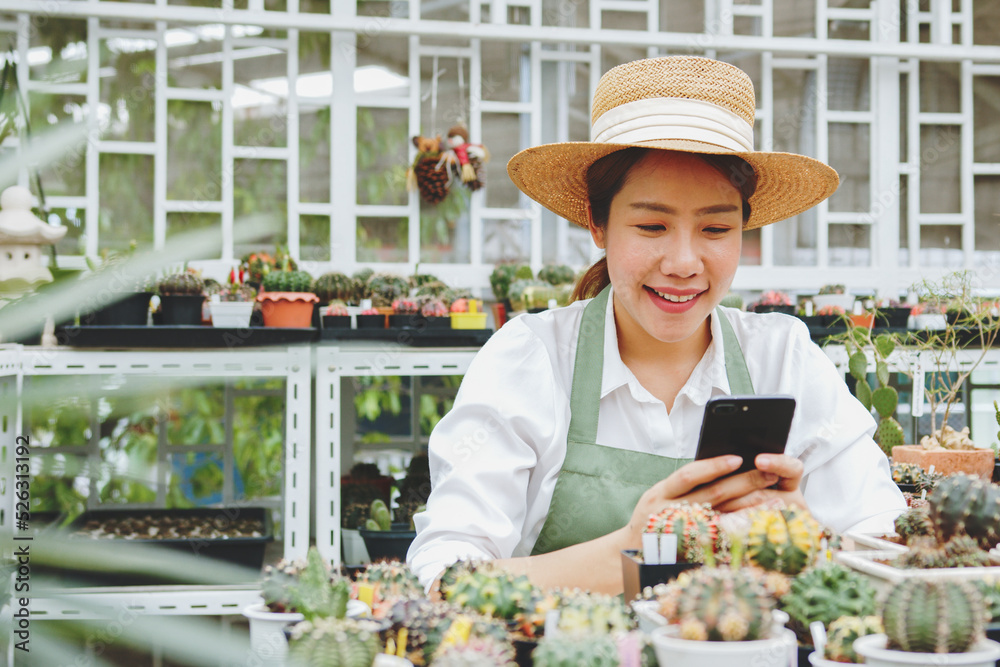 使用移动智能手机获取订单和销售的年轻亚洲女性中小企业企业家