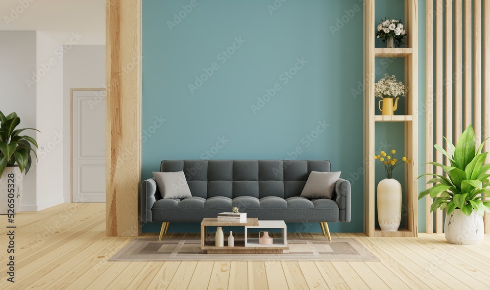 舒适的现代客厅内部有沙发，背景是空的深蓝色墙壁。