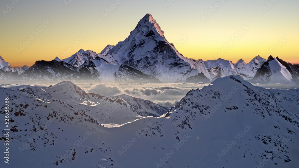 喜马拉雅-珠穆朗玛峰美丽的山脉冬季鼓舞人心的景观雪冷云海Ae