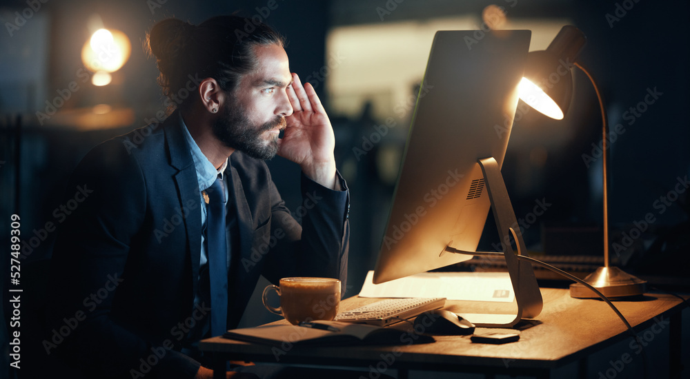 由于电脑故障，在晚上完成工作截止日期时，困惑、商务人士和电脑压力很大。Co