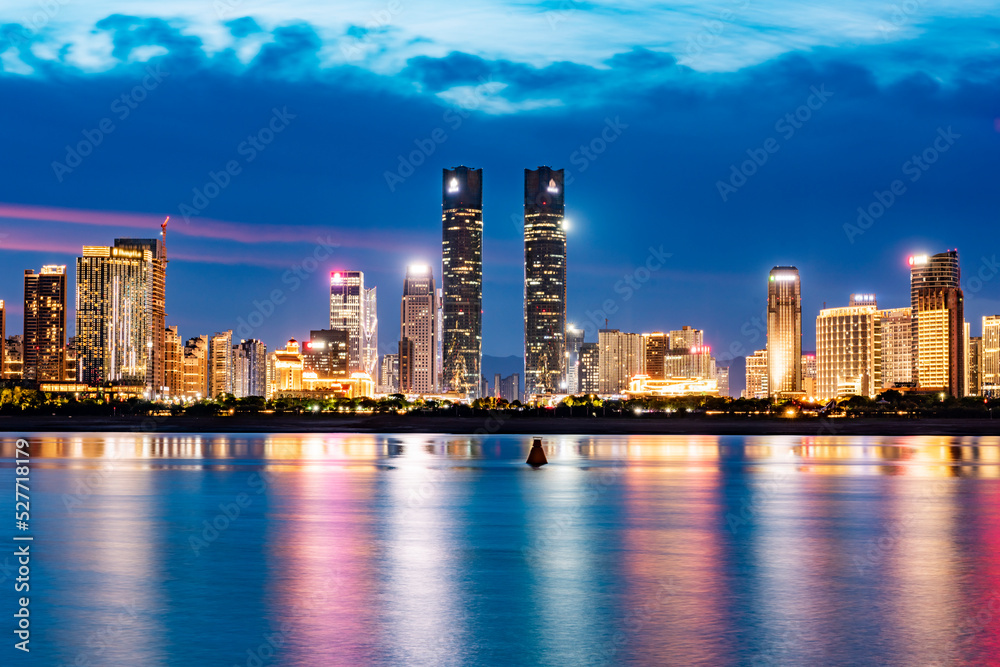 中国上海，日落美丽的现代城市夜晚天际线