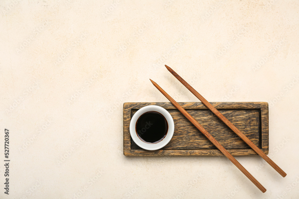 白底一碗酱油、筷子和木板
