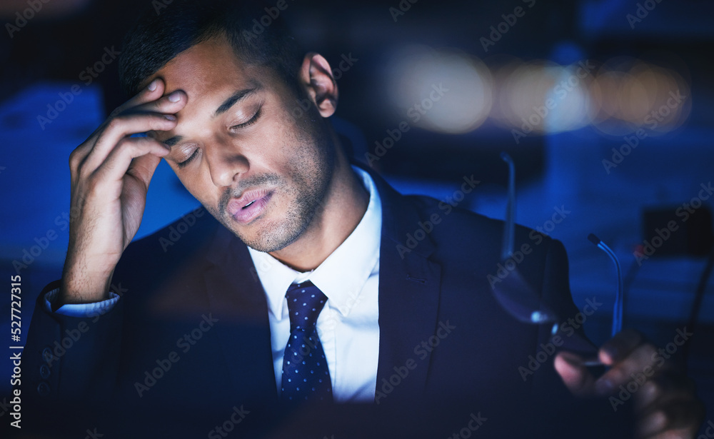 404报告中，一位商人加班或在黑暗的办公室工作到很晚的夜晚、压力和头痛，