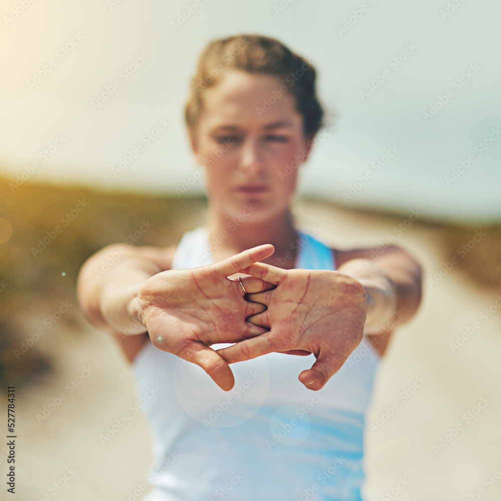 伸展运动对身体有好处，对精神有好处。一位运动型年轻女性在户外运动的照片