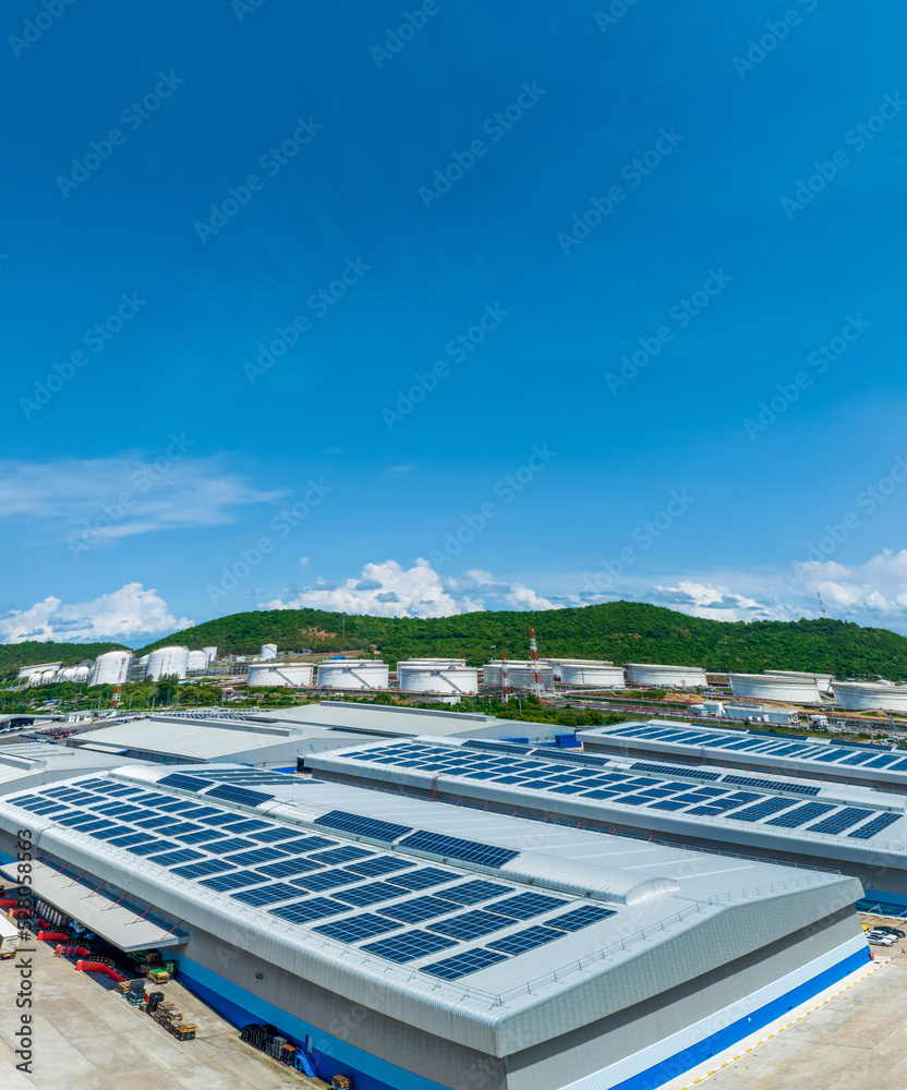 仓库工厂的太阳能电池俯视图。Solor光伏电池板系统电源或i上的太阳能电池
