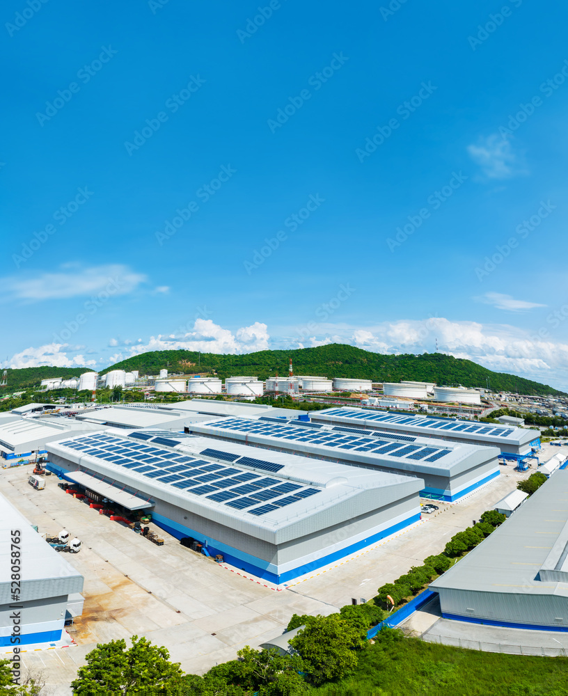 仓库工厂的太阳能电池俯视图。Solor光伏电池板系统电源或i上的太阳能电池
