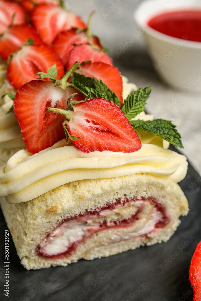 美味的草莓卷蛋糕，特写镜头