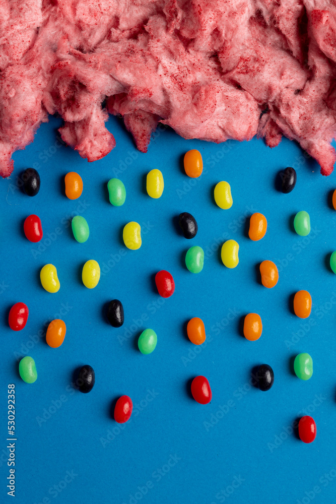 自制粉色牙线云下果冻豆的垂直图像，蓝色，带复制空间