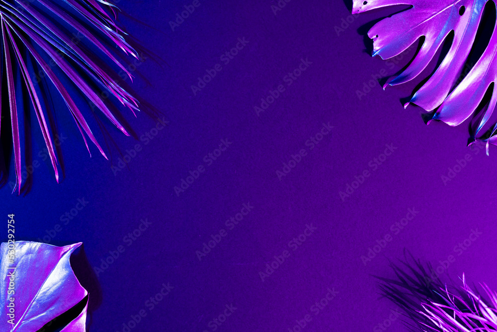 紫色背景上充满活力的霓虹灯照亮的紫色叶子的图像，带有复制空间