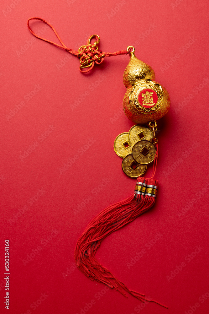 红底中国传统装饰的构图