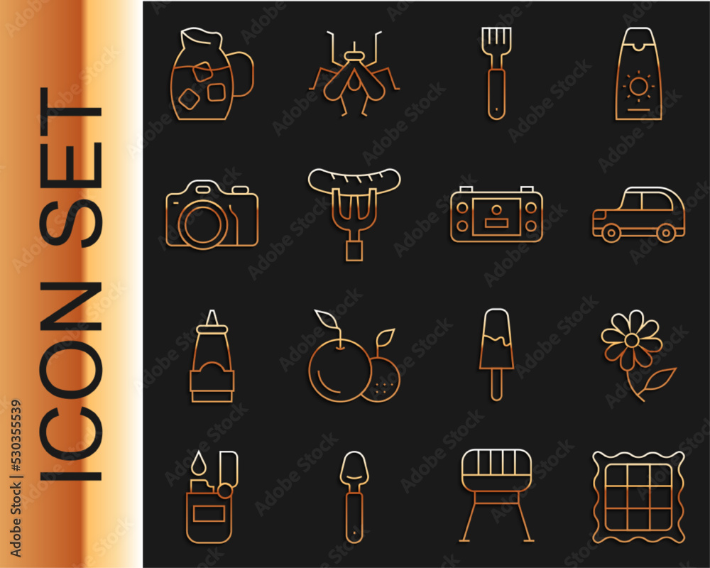 设置线条方格餐巾，鲜花，汽车，叉子，叉子上的香肠，相机，带水的玻璃杯