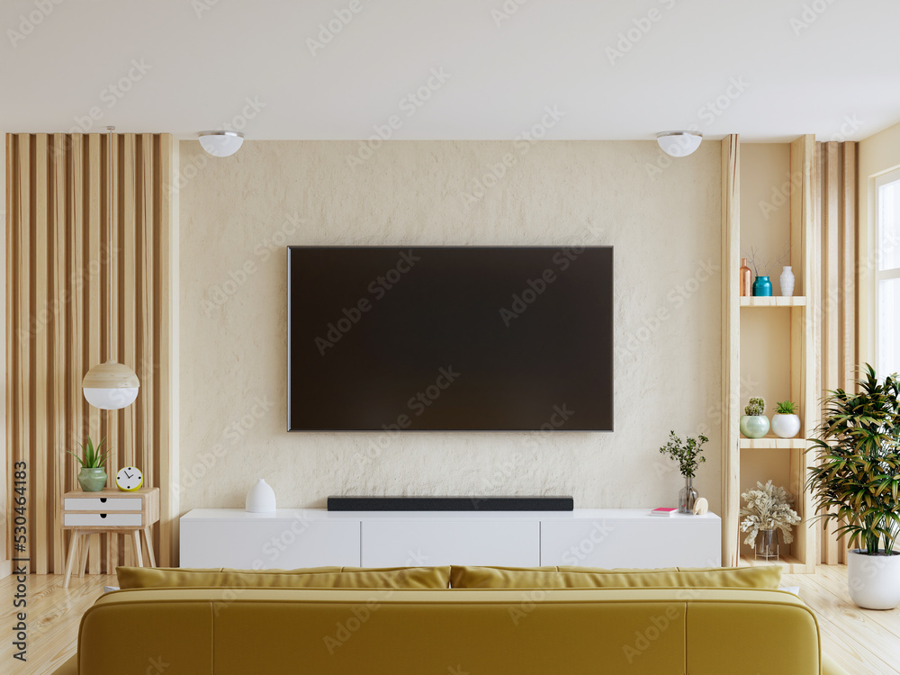 白色墙壁的客厅里挂着黄色沙发的电视墙模型。