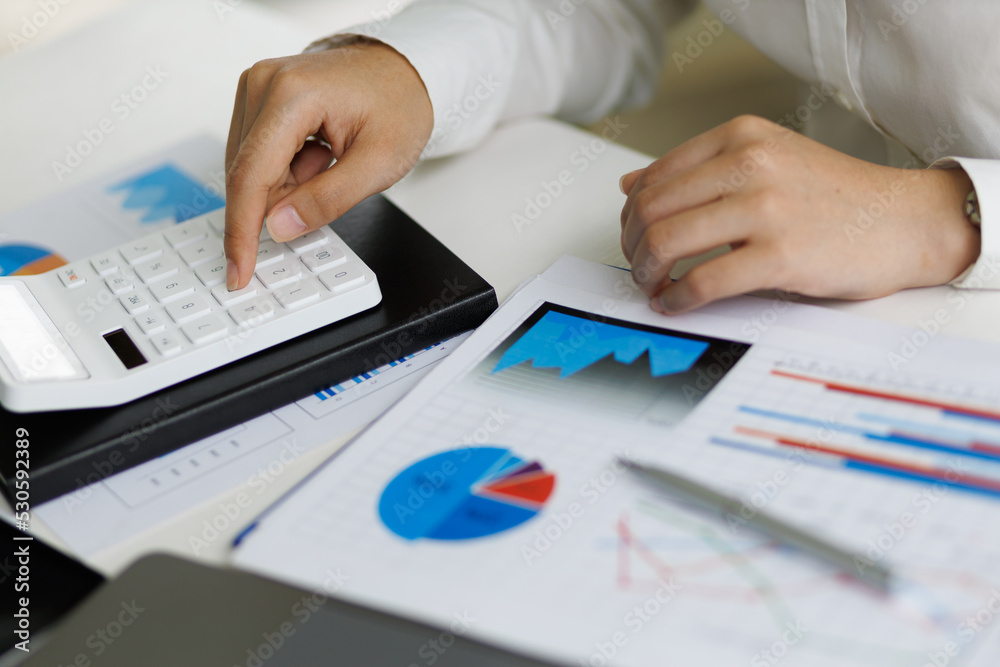 女商人会计或财务专家分析商业报告图表和财务预算图表