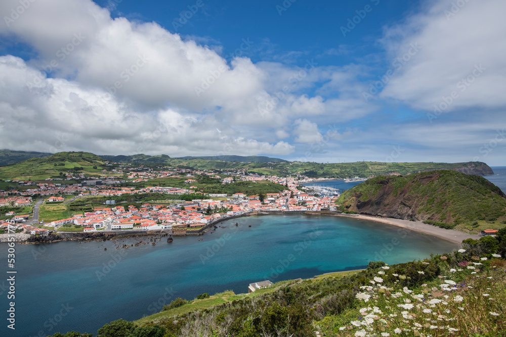 俯瞰奥尔塔/俯瞰葡萄牙亚速尔群岛法伊尔岛上的奥尔塔市。