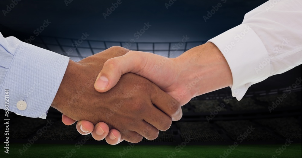 两名商人在体育场握手的构成