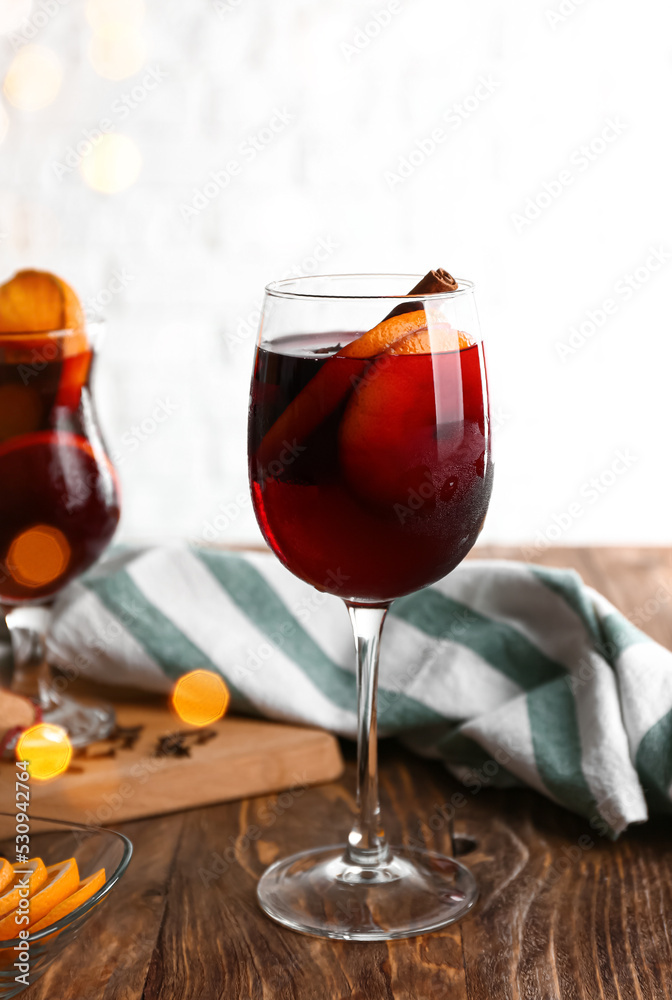 木桌上一杯美味的热葡萄酒