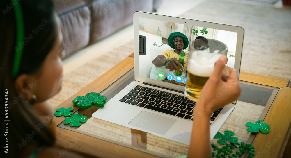 高加索女子在家拿着啤酒用笔记本电脑进行视频通话