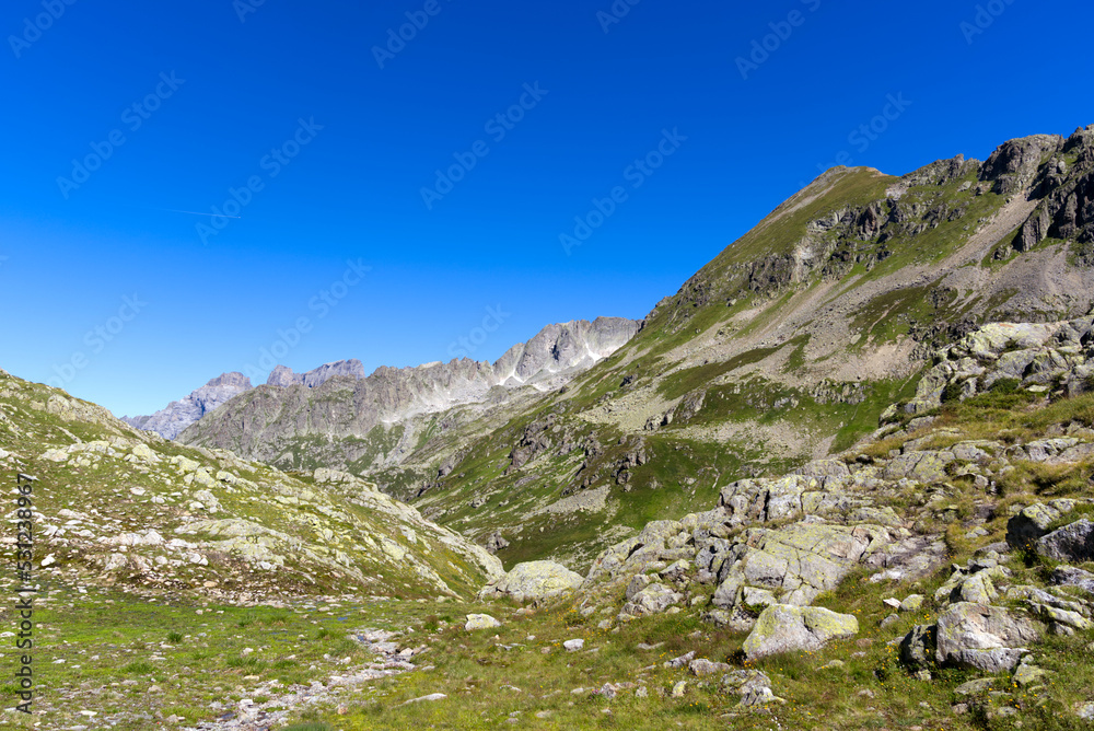 阳光明媚的夏日，瑞士山口伯尔尼州加德默山谷的美景。