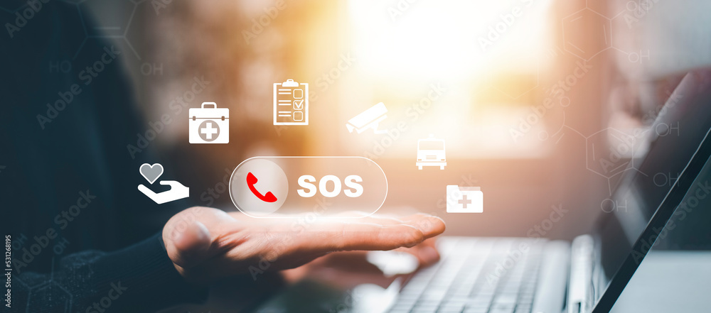 家里有人手持SOS紧急应用程序，打电话，聊天消息图标，来自s的紧急应用程序