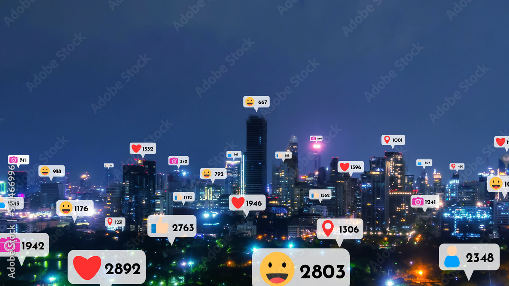 社交媒体图标飞越市中心，显示人们通过社交网络建立互惠联系