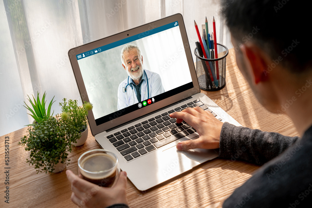 医生通过现代远程医疗软件应用程序在线视频通话，与患者进行虚拟会面