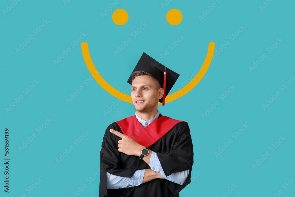 男毕业生指着什么东西，在蓝色背景上画出微笑