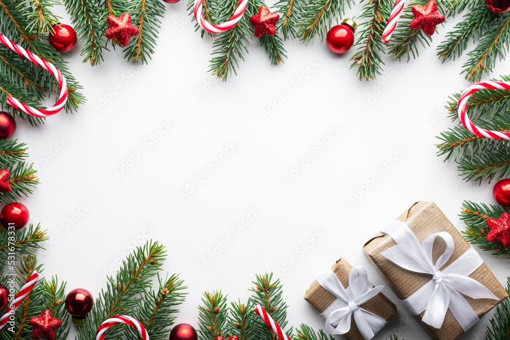 白色圣诞球、松枝和金星装饰的创意圣诞背景