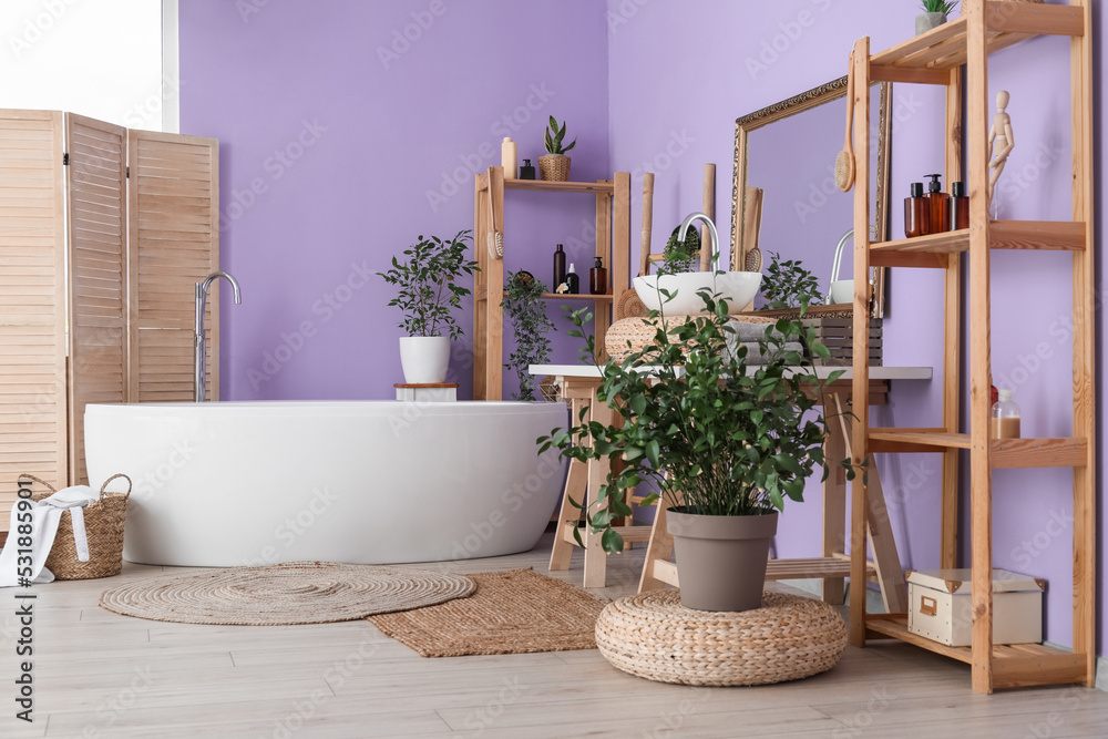 现代浴缸、水槽和架子单元，浴室内部靠近彩色墙壁的配件