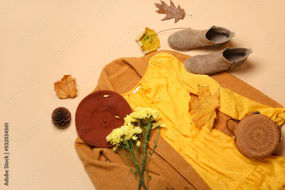 时尚的女性服装，米色背景的花束和秋叶