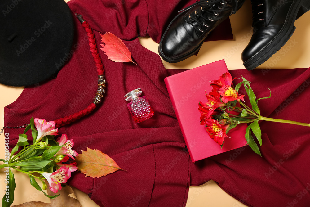 米色背景的时尚女性服装、配饰、花朵和秋叶