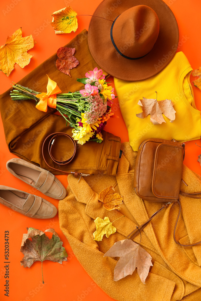 女性服装、配饰、橙色背景的美丽花束和秋叶