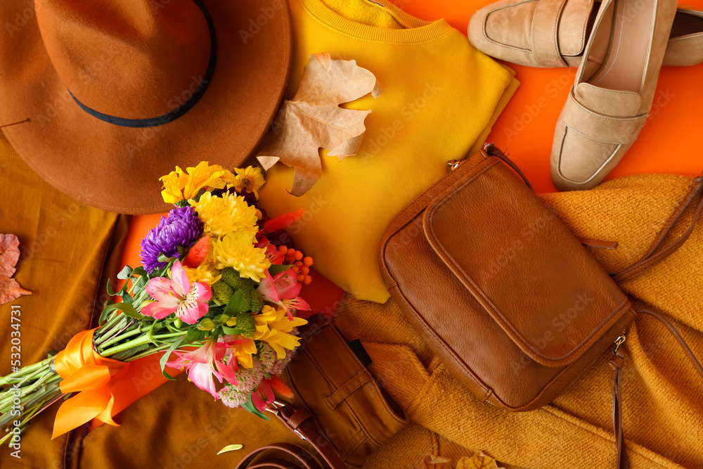 女性服装、配饰、橙色背景的美丽花束和秋叶，cl