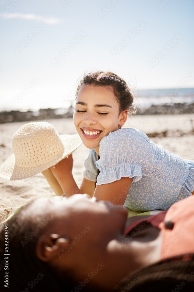 夏天，海滩上的乐趣，女性朋友躺在沙滩上，一边谈笑，一边在海边放松