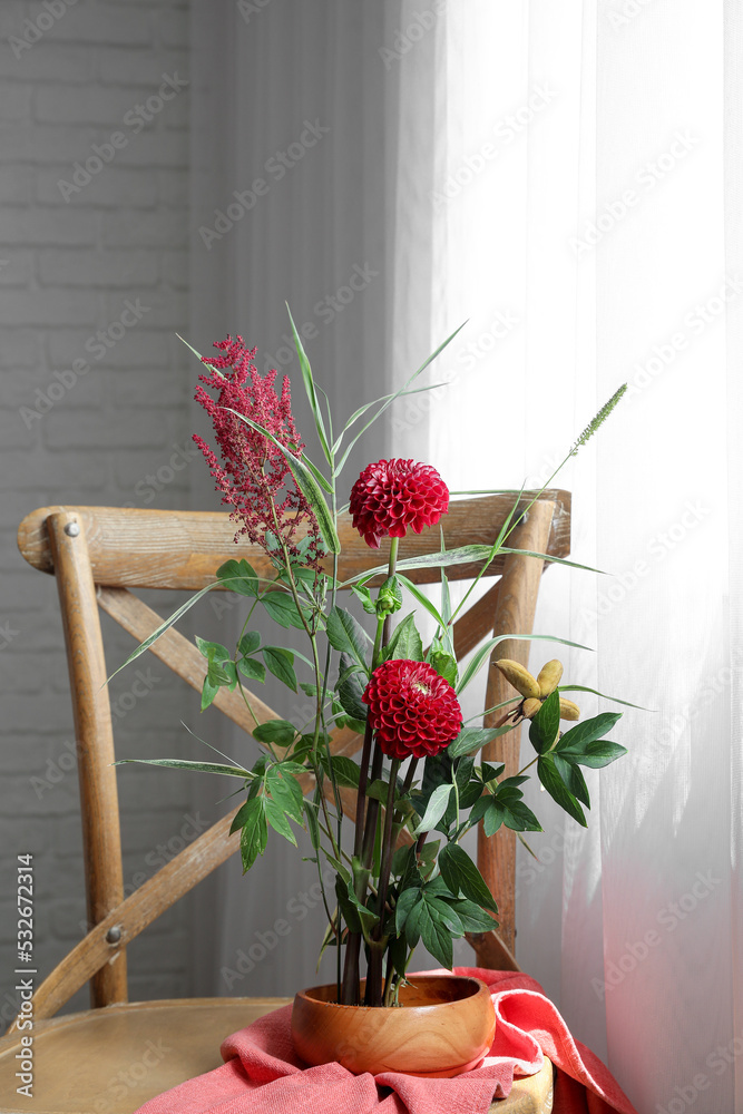 在靠近光幕的椅子上放着漂亮的插花和布的碗