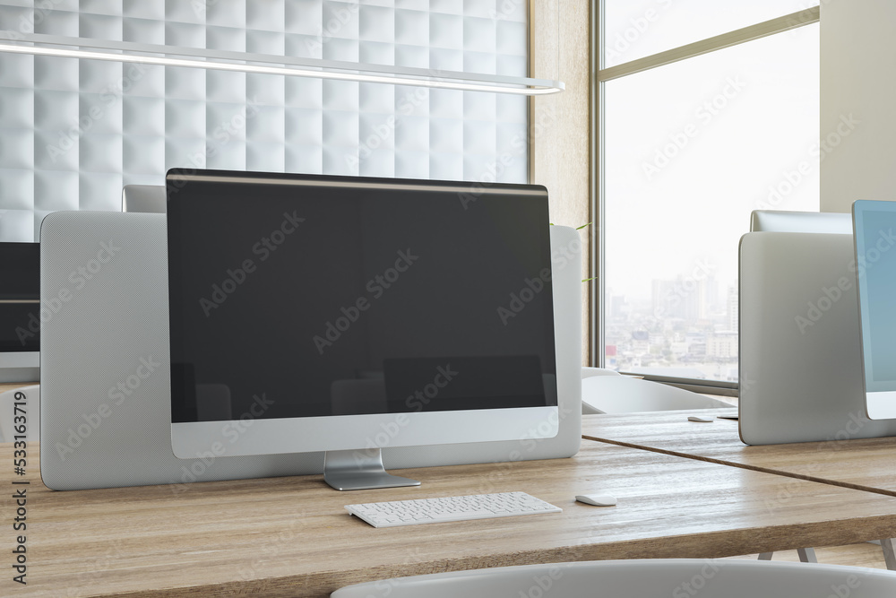 黑色空白现代计算机显示器屏幕，在木制工作台上放置您的徽标或文本