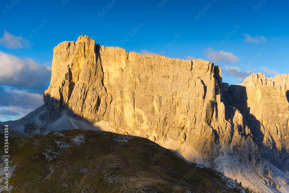 意大利多洛米蒂阿尔卑斯山。日落时可以看到山脉和高高的悬崖。高而尖的岩石和柔软的