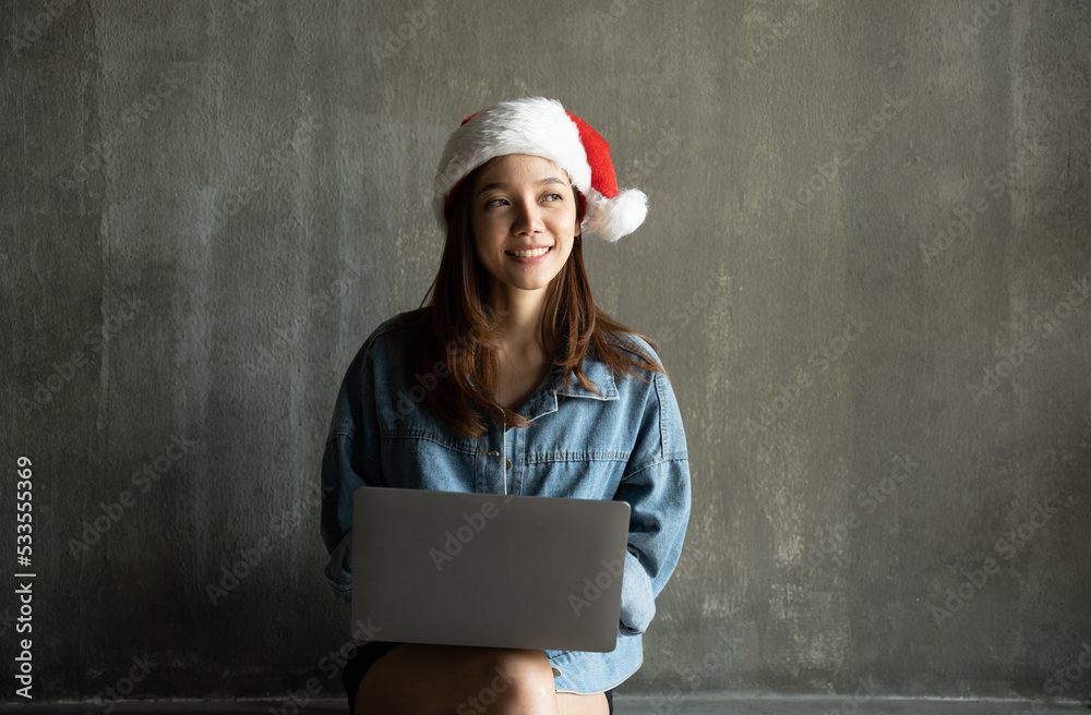 圣诞节假期网上购物。自由职业女孩在家办公。女性在不打字
