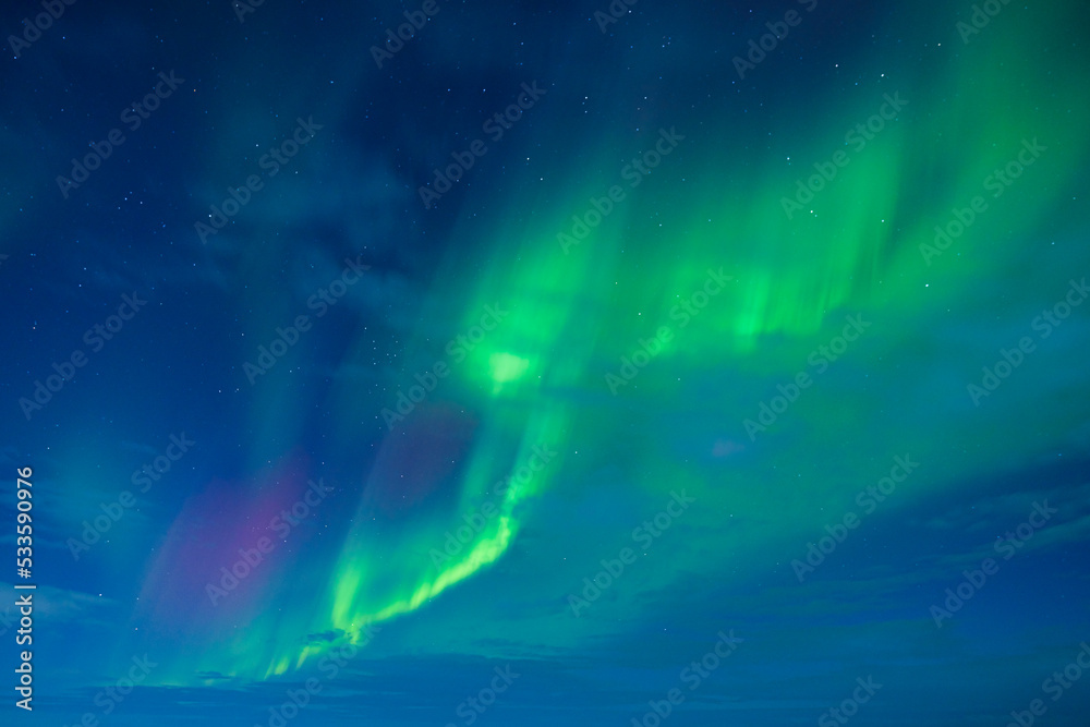 带有北极光的天空背景。北极光。北极光作为背景。冬季夜晚