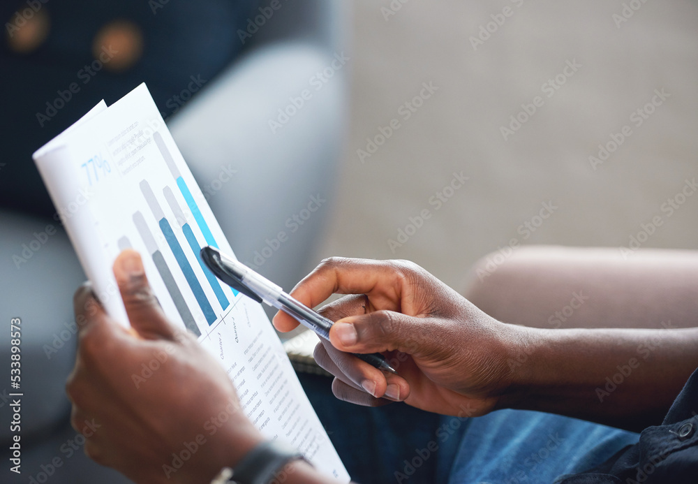 财务报告、商业数据和商人阅读会计报纸，计划财务调查