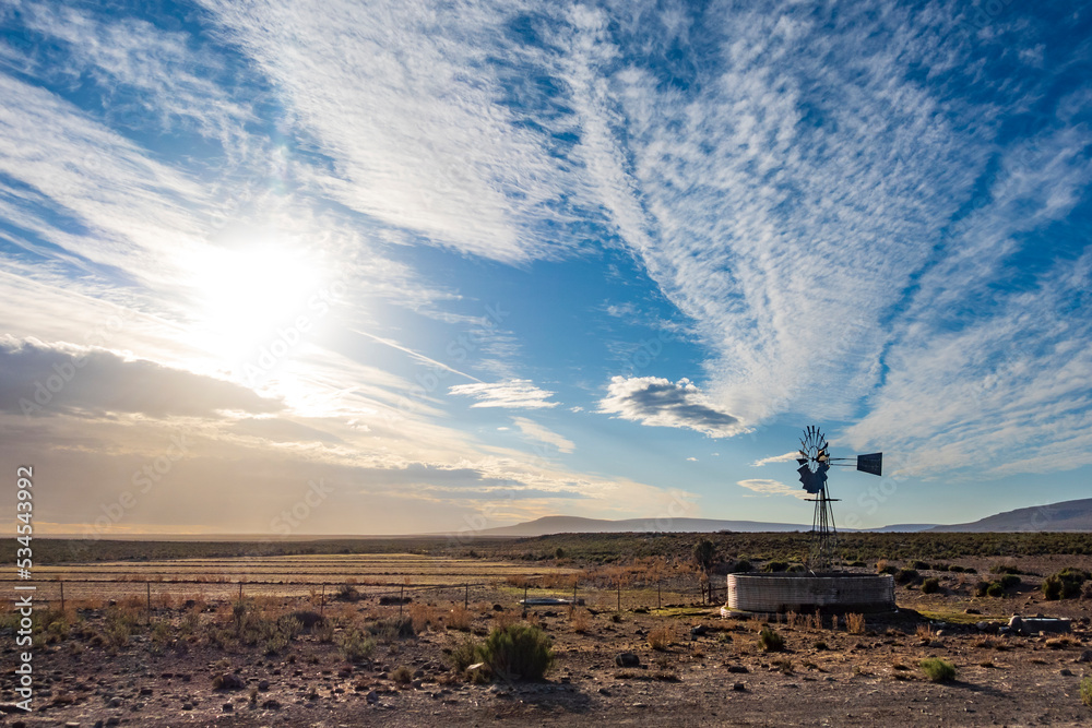 图像编号ZV1452054。Roggevild乡村场景中的风车（风力泵）展示了美丽的云形式