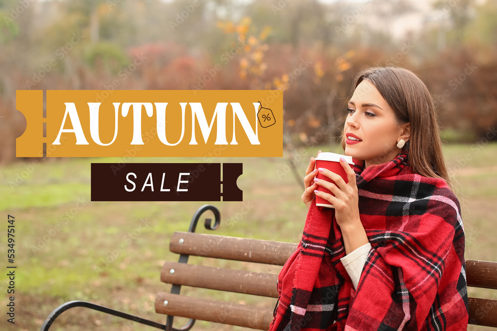 秋季促销海报，美丽的年轻女子在公园喝咖啡