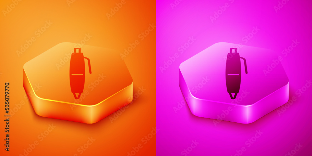 等距笔图标隔离在橙色和粉色背景上。六边形按钮。矢量