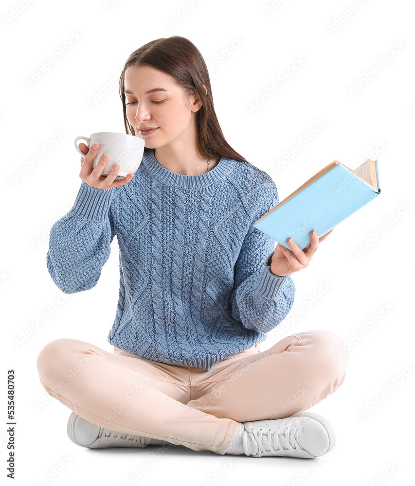 身穿蓝色毛衣的年轻女子，白底配一杯可可读书
