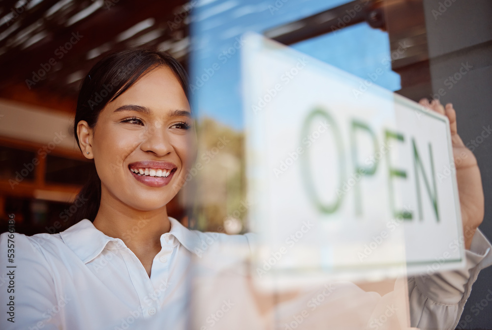 当经理、老板或员工兴奋时，小企业、咖啡馆和挂着开放标志的女性广告