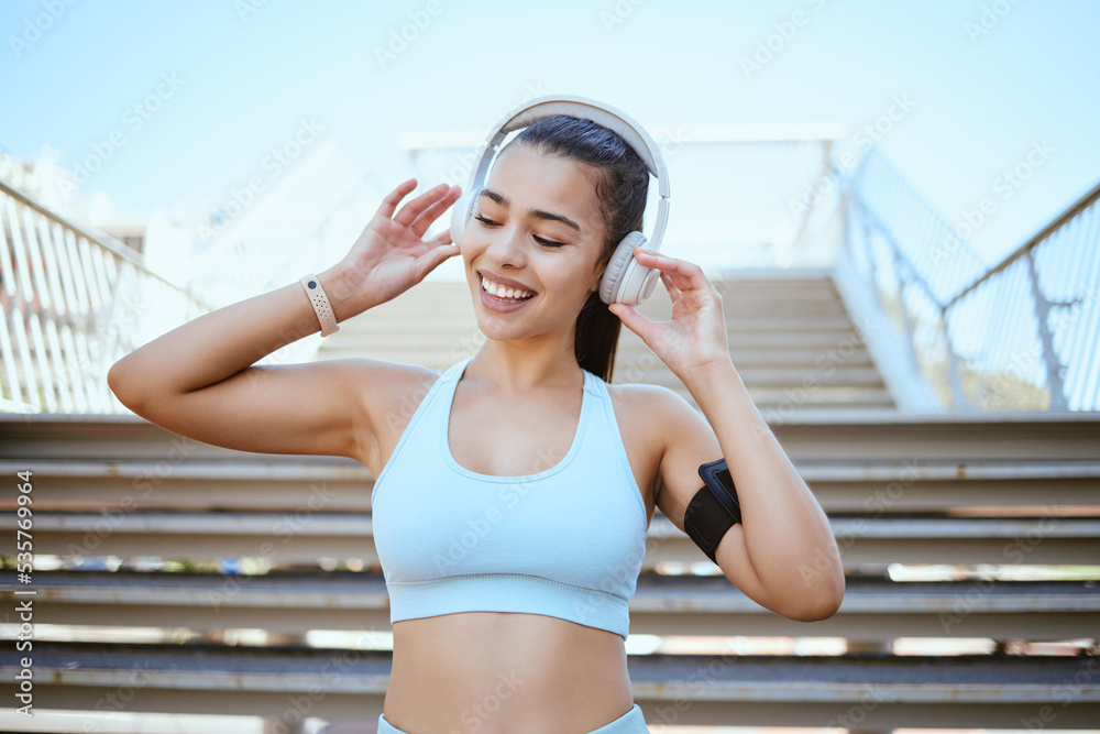 健身、音乐和黑人女性在新加坡城市楼梯上进行马拉松比赛训练。