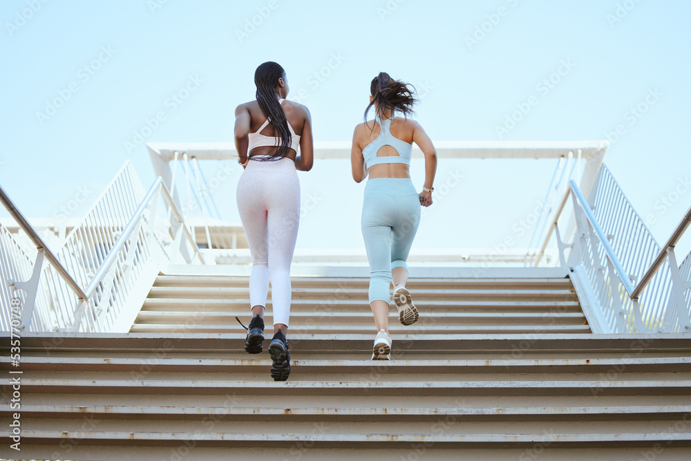 健身朋友、跑步步骤和女性一起锻炼，以实现健康的生活方式、健康和马拉松